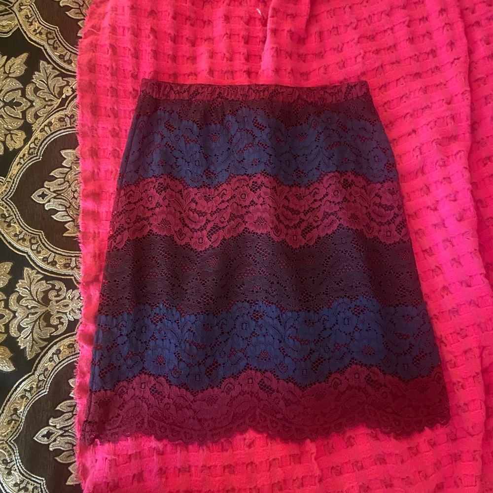 Elastic waist maroon + navy lace skirt w cotton blend  bottom layer, great cond!